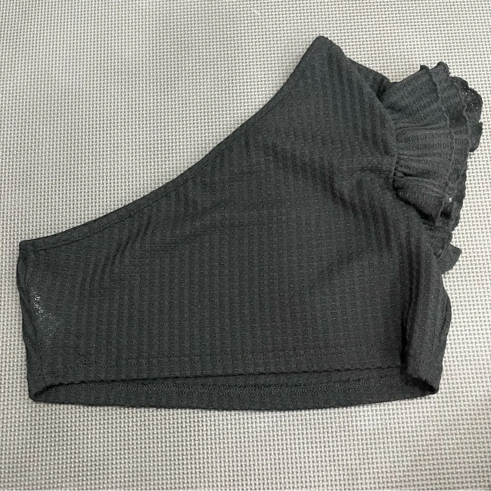 Black Ruffle top - Picture 2 of 3